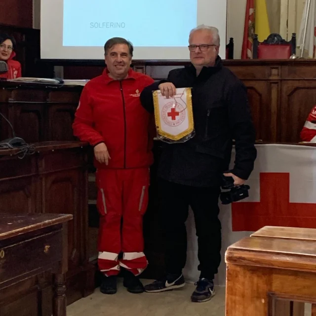 Ringrazio il Croce Rossa Italiana Comitato di Nicosia o d v per donato a Tele Nicosia il gagliardetto. Un segno di rispetto e ricnoscenza verso una testata che in tabti anni ha dato voce anche a questa importante organizzazione.